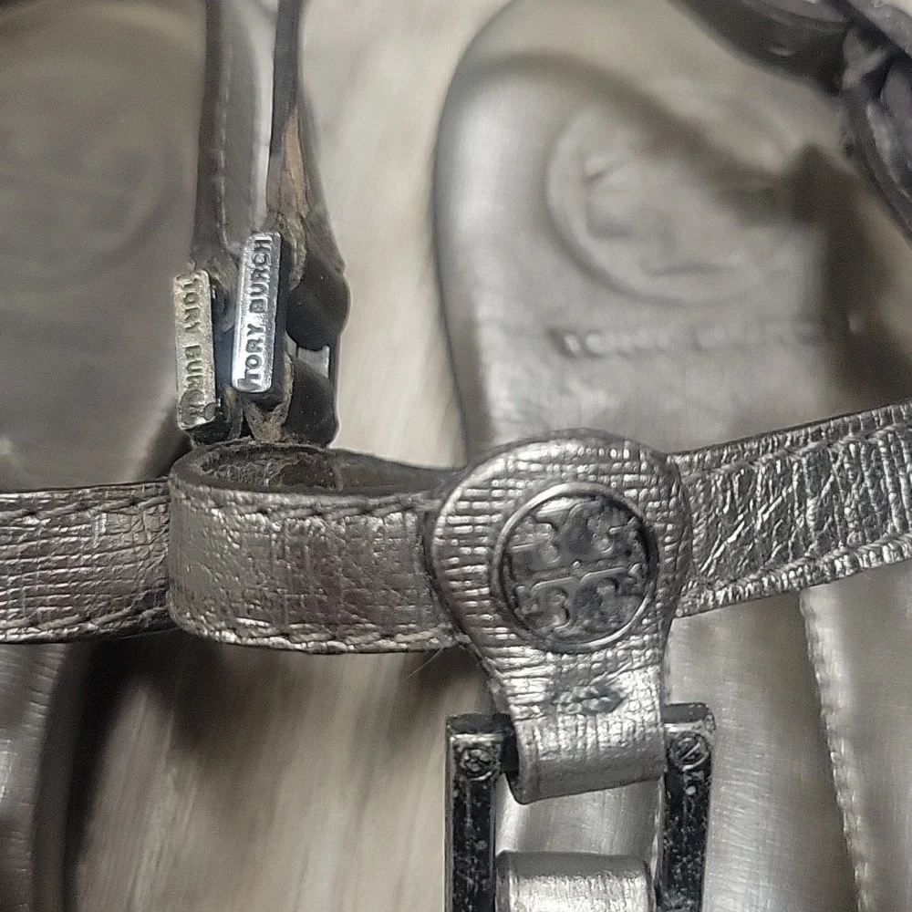 Tory Burch Size 6 Pewter Gray Metallic Leather T-Strap Sandals